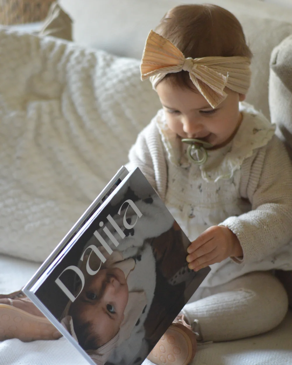Bebé a descobrir um álbum personalizado com a sua fotografia