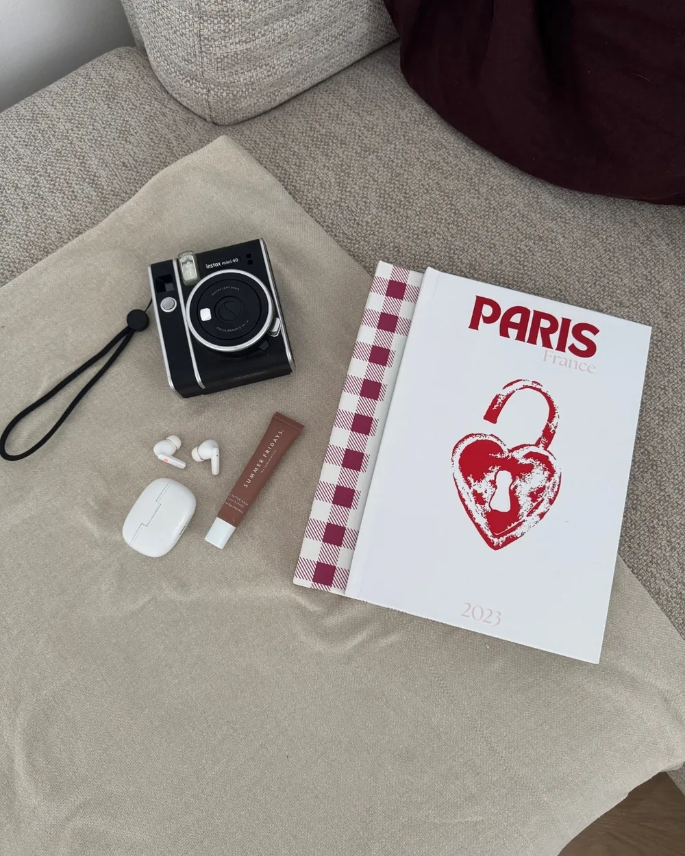 Álbum Paris personalizado em cima da mesa, com câmara instantânea, pronto para oferecer