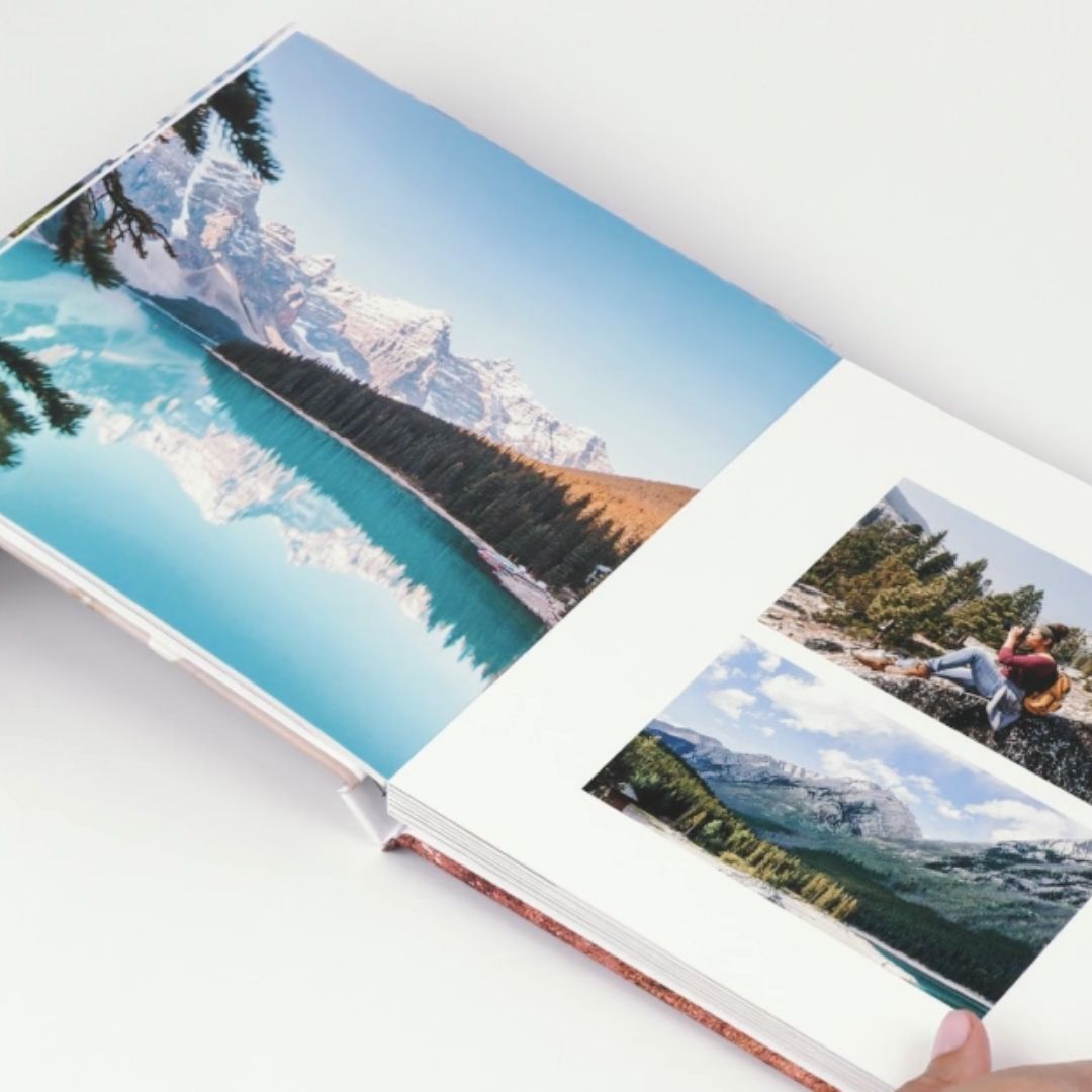 Álbum de abertura plana aberto, com a fotografia contínua nas duas páginas