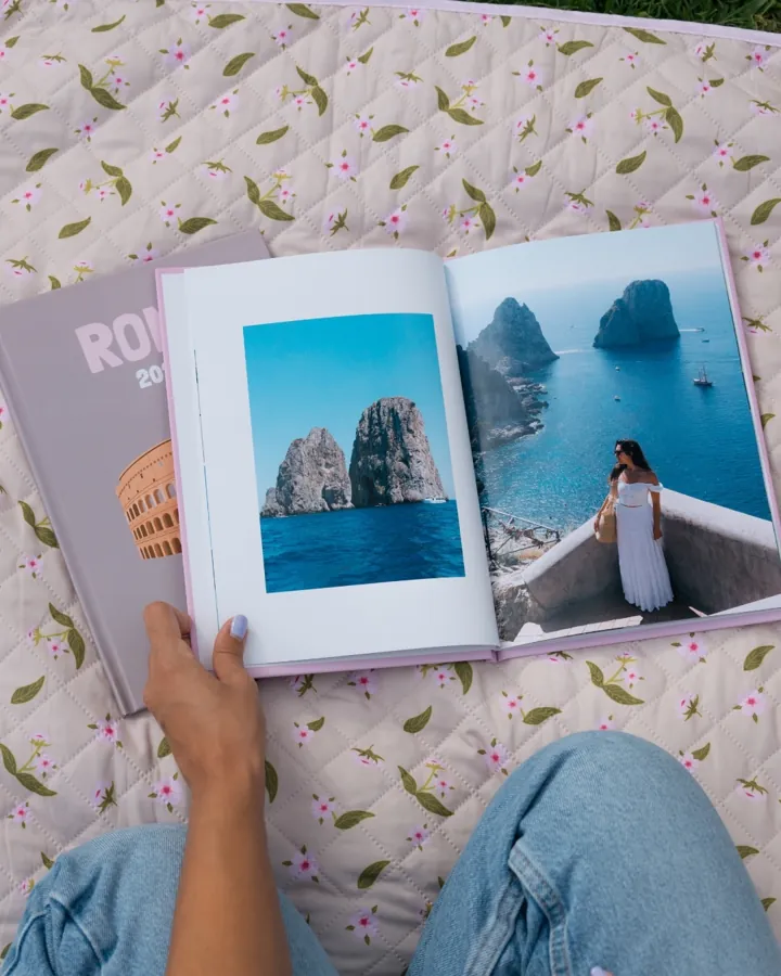 Álbum de viagem aberto nas fotografias da praia