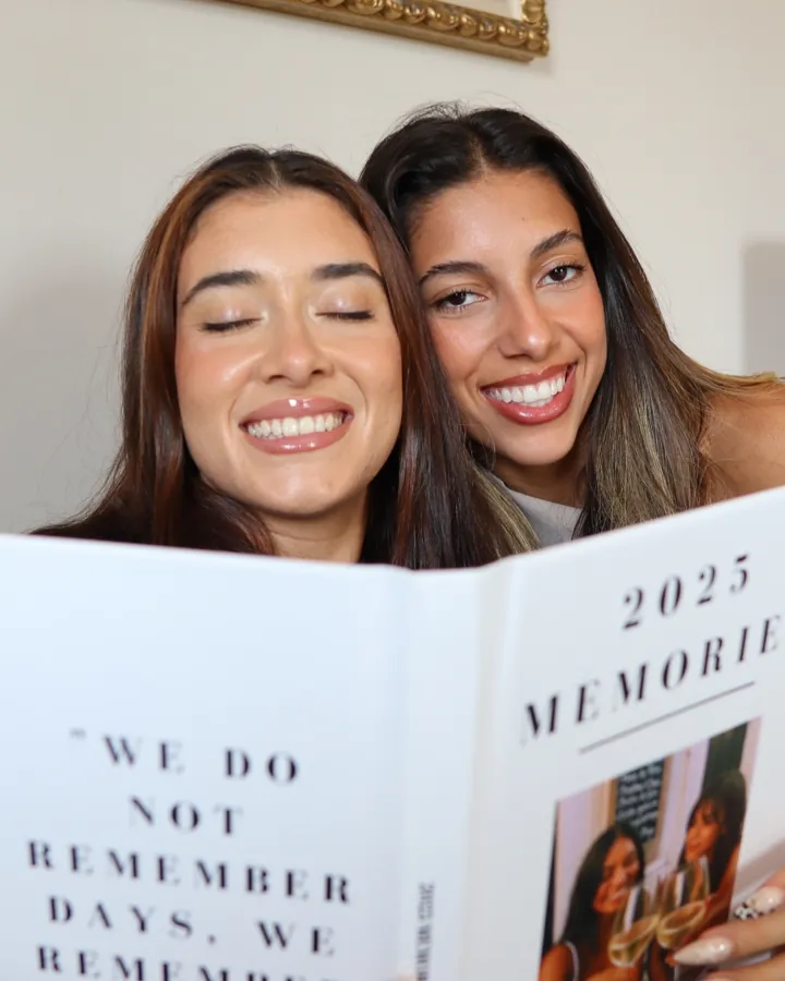 Duas amigas a rir com o álbum 2025 Memories