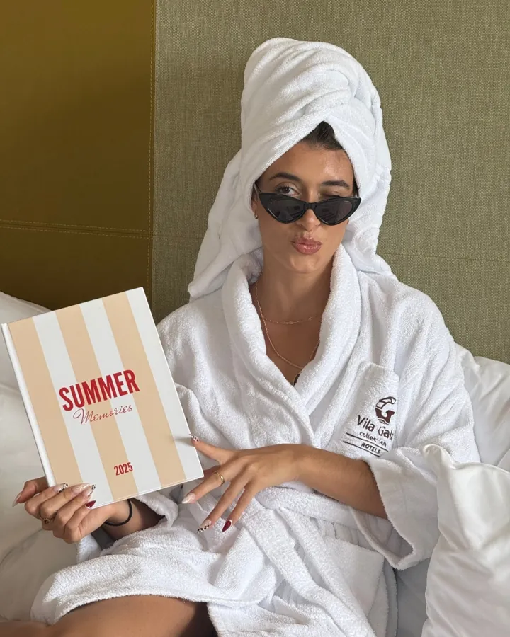 Cliente de roupão com o álbum Summer
